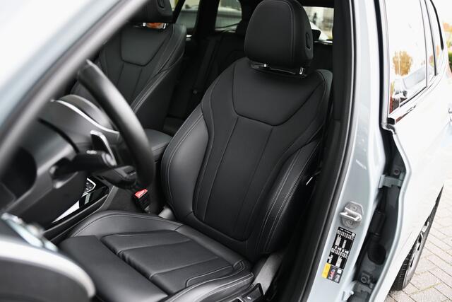 BMW X3 xDrive30e High Executive M Sport Automaat / Panoramadak / Trekhaak / Sportstoelen / Parking Assistant Plus / Head-Up / Live Cockpit Professional