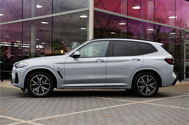 BMW X3 xDrive30e High Executive M Sport Automaat / Panoramadak / Trekhaak / Sportstoelen / Parking Assistant Plus / Head-Up / Live Cockpit Professional