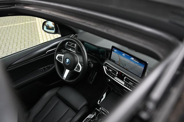 BMW X3 xDrive30e High Executive M Sport Automaat / Panoramadak / Trekhaak / Sportstoelen / Parking Assistant Plus / Head-Up / Live Cockpit Professional