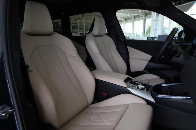 BMW X3 30e xDrive M Sportpakket Pro | Professional Pack | Comfort Pack | Premium Pack | Glazen panoramadak | Driving Assistant Plus | Parking Assistant Plus