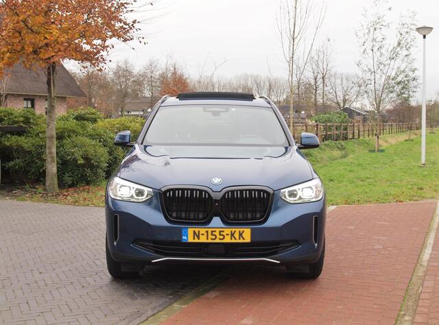 BMW X3 iX3 Executive 80 kWh | Panoramadak | Sfeerverlichting | Camera | Apple Carplay | NL-Auto |