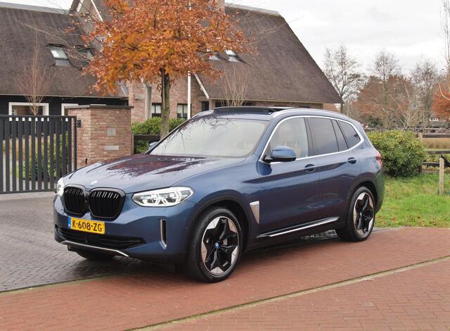 BMW X3 iX3 High Executive 80 kWh | Panoramadak | 360 Camera | Trekhaak | Sfeerverlichting | Head-Up Display | Harman Kardon |