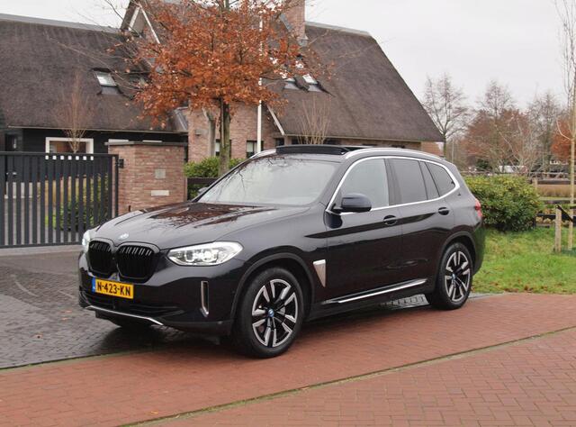 BMW X3 iX3 Executive 80 kWh | Panoramadak | Camera | Apple Carplay | Sfeerverlichting |