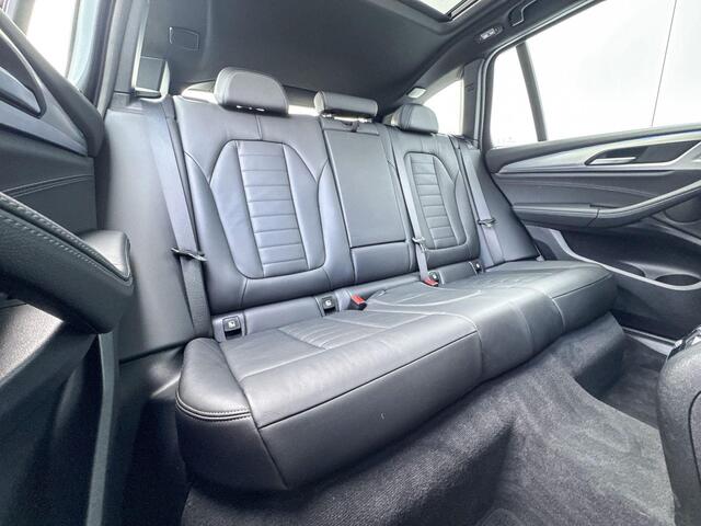 BMW X3 xDrive30e High Executive M-Sport 20 Inch / Stoelverwarming / Electrische Zwenkhaak / Glazen Schuifdak / Adaptieve Led Koplampen / Hifi