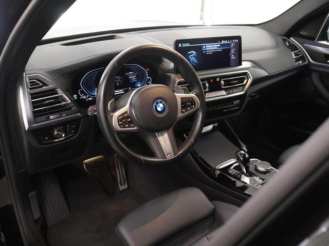BMW X3 xDrive30e High Executive | M-Pakket | Trekhaak | Sportstoelen | Panoramadak | HUD | Harman/Kardon Audio | Adaptieve Cruise Control | Ele. verstelbare stoelen + geheugen | 360 Camera | DAB | Apple CarPlay/ Android Auto |