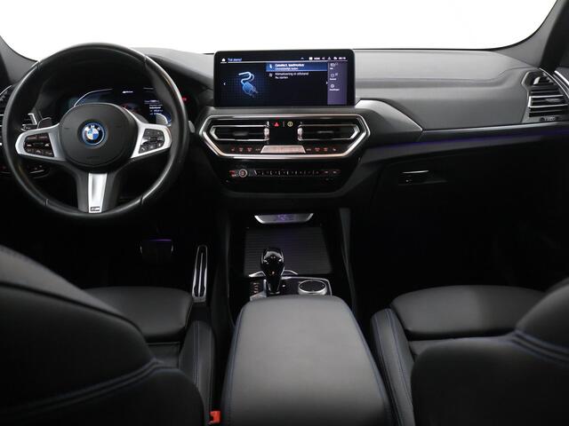 BMW X3 xDrive30e High Executive | M-Pakket | Trekhaak | Sportstoelen | Panoramadak | HUD | Harman/Kardon Audio | Adaptieve Cruise Control | Ele. verstelbare stoelen + geheugen | 360 Camera | DAB | Apple CarPlay/ Android Auto |