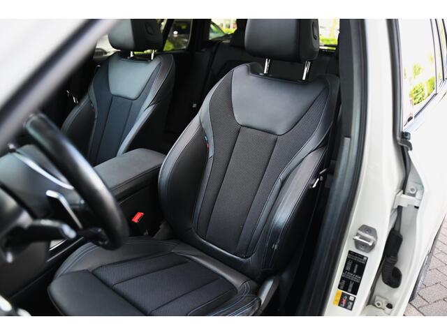 BMW X3 xDrive30e High Executive M Sport Automaat / Panoramadak / Trekhaak / Sportstoelen / LED / Head-Up / Parking Assistant Plus / Comfort Access / Stuurverwarming