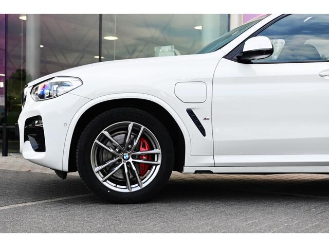 BMW X3 xDrive30e High Executive M Sport Automaat / Panoramadak / Trekhaak / Sportstoelen / LED / Head-Up / Parking Assistant Plus / Comfort Access / Stuurverwarming