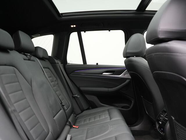 BMW X3 xDrive30e M Sport Plug In Hybrid 293pk Dealer O.H. PHEV | Trekhaak Af Fabriek | Panodak | Head Up | 360 Camera | Laser LED | 20"L.M | Lederen Sportstoelen Ventilatie & Memory | Sfeerverlichting | Stoelen & Stuur Verwarmd | Aventurinrot III M