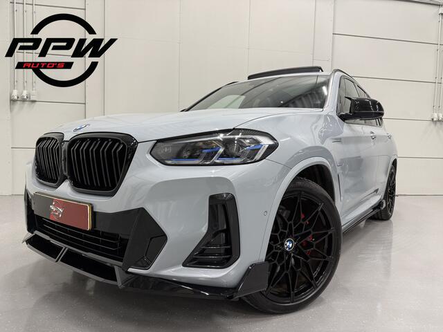 BMW X3 xDrive30e M-Sport Facelift PERFORMANCE BODYKIT BROOKLYN-GRAU/PANO/H&K/HEAD-UP/LASER/CAMERA/KEYLESS/21"M-SPORT/TREKHAAK ELECTR./ADAPTIVE-ONDERSTEL/LEER-GEPERFOREERD/UNIEKE AUTO/NET OH BEURT GEHAD/AUTO VERKEERT IN ABSOLUTE NIEUWSTAAT