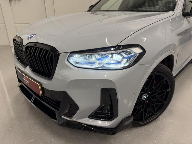 BMW X3 xDrive30e M-Sport Facelift PERFORMANCE BODYKIT BROOKLYN-GRAU/PANO/H&K/HEAD-UP/LASER/CAMERA/KEYLESS/21"M-SPORT/TREKHAAK ELECTR./ADAPTIVE-ONDERSTEL/LEER-GEPERFOREERD/UNIEKE AUTO/NET OH BEURT GEHAD/AUTO VERKEERT IN ABSOLUTE NIEUWSTAAT