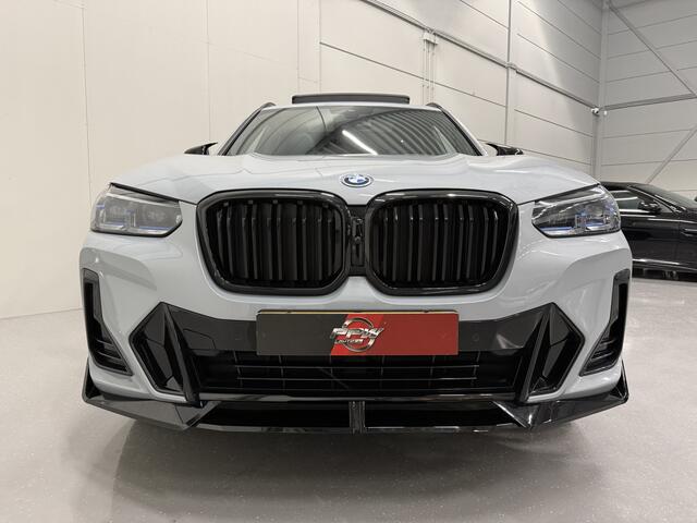 BMW X3 xDrive30e M-Sport Facelift PERFORMANCE BODYKIT BROOKLYN-GRAU/PANO/H&K/HEAD-UP/LASER/CAMERA/KEYLESS/21"M-SPORT/TREKHAAK ELECTR./ADAPTIVE-ONDERSTEL/LEER-GEPERFOREERD/UNIEKE AUTO/NET OH BEURT GEHAD/AUTO VERKEERT IN ABSOLUTE NIEUWSTAAT