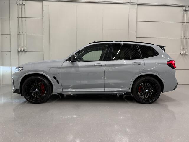 BMW X3 xDrive30e M-Sport Facelift PERFORMANCE BODYKIT BROOKLYN-GRAU/PANO/H&K/HEAD-UP/LASER/CAMERA/KEYLESS/21"M-SPORT/TREKHAAK ELECTR./ADAPTIVE-ONDERSTEL/LEER-GEPERFOREERD/UNIEKE AUTO/NET OH BEURT GEHAD/AUTO VERKEERT IN ABSOLUTE NIEUWSTAAT