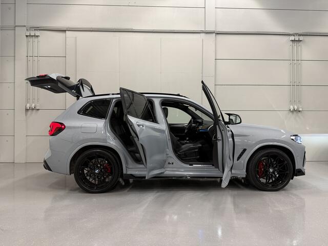 BMW X3 xDrive30e M-Sport Facelift PERFORMANCE BODYKIT BROOKLYN-GRAU/PANO/H&K/HEAD-UP/LASER/CAMERA/KEYLESS/21"M-SPORT/TREKHAAK ELECTR./ADAPTIVE-ONDERSTEL/LEER-GEPERFOREERD/UNIEKE AUTO/NET OH BEURT GEHAD/AUTO VERKEERT IN ABSOLUTE NIEUWSTAAT