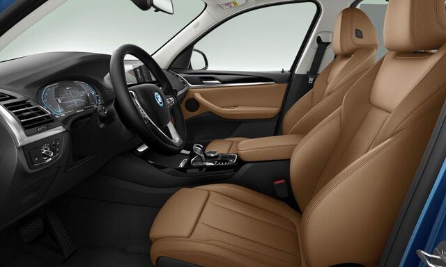 BMW X3 xDrive30e Panoramadak - Sportstoelen - Elektrisch verwarmde voorstoelen - Geluiddempende/Getinte Ruiten - zonneschermen - Comfort Access - Ambiance verlichting - Parking Assistant -