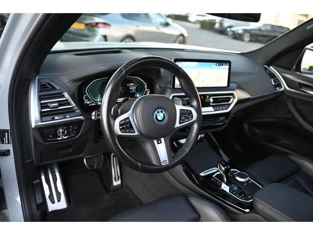 BMW X3 xDrive30e M Sport Automaat / Panoramadak / Trekhaak / Laserlight / Stuurverwarming / Comfort Access / Parking Assistant Plus / Stoelverwarming / Head-Up