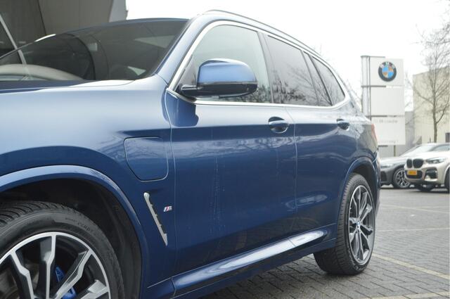 BMW X3 xDrive30e M Sport Automaat / Panoramadak / Trekhaak / Sportstoelen / Adaptief onderstel / Stuurverwarming / Comfort Access / Adaptieve LED / Head-Up / Harman Kardon