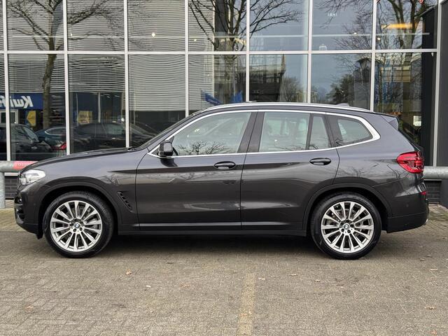 BMW X3 xDrive20i High Executive / Panoramadak / Adaptive LED / Camera / Navigatiesysteem Professional / Trekhaak / Sportstoel / HiFi Luidsprekersysteem / Stoelverwarming / 20" velgen / Dakreling