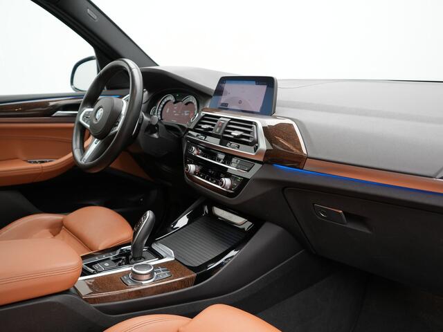 BMW X3 xDrive30e M Sport Plug In Hybrid 292pk Dealer O.H. PHEV | Panodak | Sfeerverlichting | Lederen Sportstoelen Memory & Verwarmd | Stuur Verwarmd | Apple Carplay | Keyless | Cruise Control | Navigatie | DAB | 19"L.M |