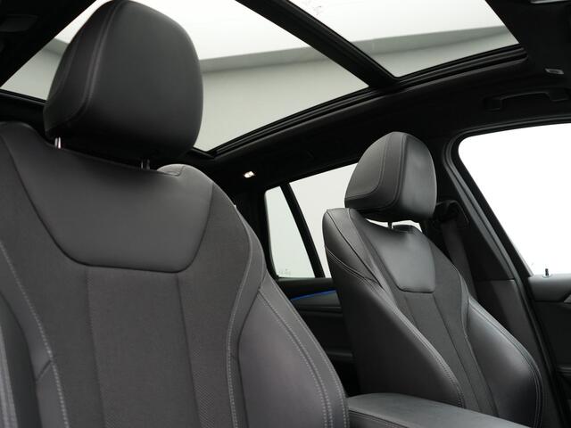 BMW X3 xDrive30e xLine Plug In Hybrid 293pk Dealer O.H PHEV | Trekhaak Af Fabriek | Panodak | Head Up | Lederen Sportstoelen Verwarmd | Keyless | Apple Carplay | Cruise Control | M Sportstuur | Navigatie | Virtual | DAB |