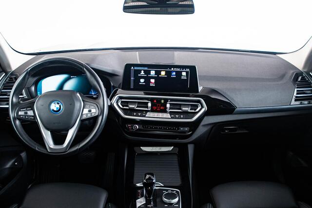 BMW X3 xDrive30e Trekhaak - Panoramadak - Parking Assistant Plus - Getinte Ruiten - Sportstoelen - Comfort Access - Driving Assistant - Hifi - zonneschermen achterportierruiten - Verstelbare rugleuning achter -