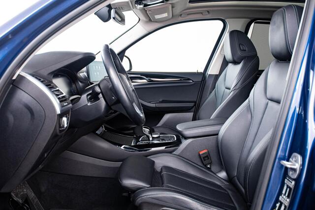 BMW X3 xDrive30e Trekhaak - Panoramadak - Parking Assistant Plus - Getinte Ruiten - Sportstoelen - Comfort Access - Driving Assistant - Hifi - zonneschermen achterportierruiten - Verstelbare rugleuning achter -