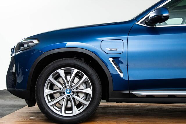 BMW X3 xDrive30e Trekhaak - Panoramadak - Parking Assistant Plus - Getinte Ruiten - Sportstoelen - Comfort Access - Driving Assistant - Hifi - zonneschermen achterportierruiten - Verstelbare rugleuning achter -