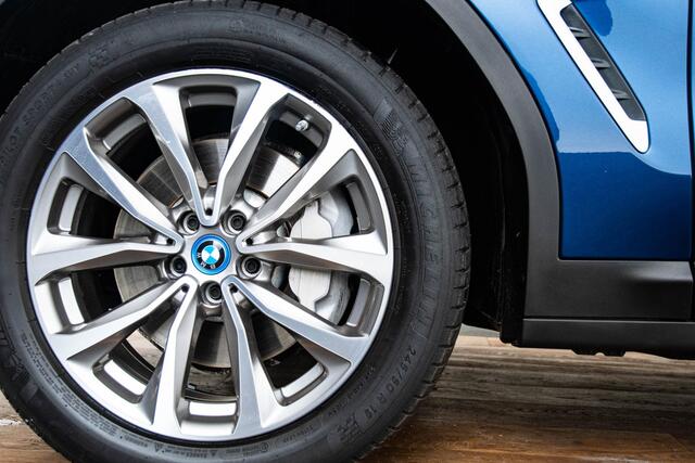 BMW X3 xDrive30e Trekhaak - Panoramadak - Parking Assistant Plus - Getinte Ruiten - Sportstoelen - Comfort Access - Driving Assistant - Hifi - zonneschermen achterportierruiten - Verstelbare rugleuning achter -