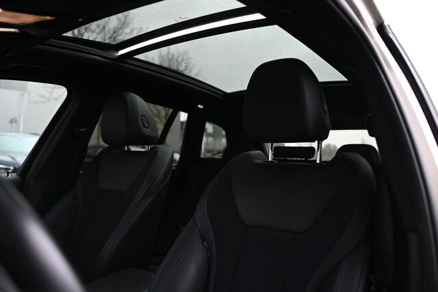 BMW X3 xDrive30e High Executive M Sport Automaat / Panoramadak / Trekhaak / Sportstoelen / Achteruitrijcamera / LED / Stoelverwarming / Live Cockpit Professional