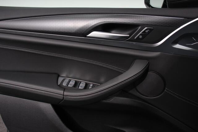 BMW X3 xDrive30e M Sport High Executive | Leder | Schuif/kantel dak | Navigatie | Climate Control | Camera | Electrisch bedienbare achterklep | Active Cruise Control | 19" Lichtmetalen velgen