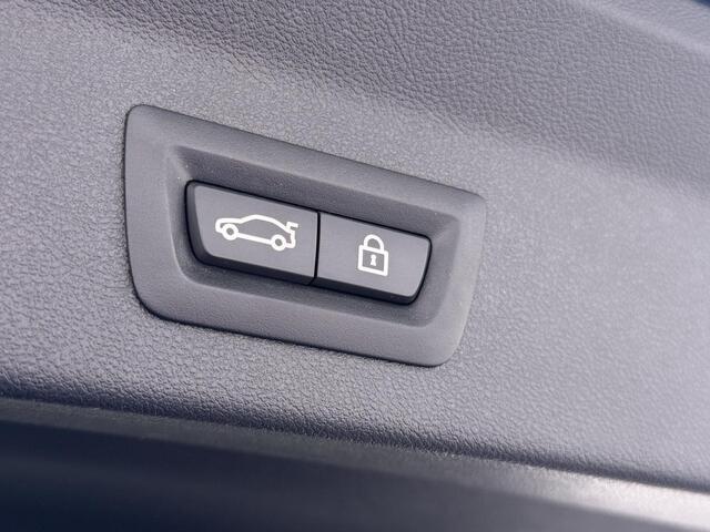 BMW X3 xDrive30e High Executive M Sport interieur | Panoramadak | Trekhaak | Camera | Harman Kardon | HUD