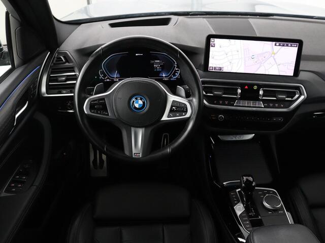 BMW X3 xDrive30e M Sport | Panoramadak | Head-Up | Stoelverwarming | Trekhaak | 360 Camera | Leder | Sportstoelen | Carplay | Sfeerverlichting | Laserlicht | Live Cockpit | Navigatie | PHEV | Plug In