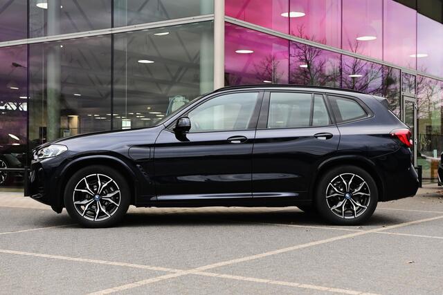 BMW X3 xDrive30e High Executive M Sport Automaat / Trekhaak / Panaromadak / Sportstoelen / Laserlight / Head-Up / Stoelverwarming / Parking Assistant Plus