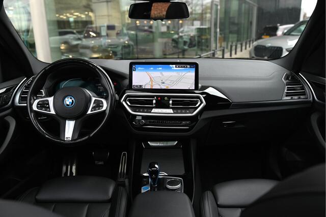 BMW X3 iX3 High Executive / Trekhaak / Achteruitrijcamera / Sportstoelen / Adaptieve LED / Stoelverwarming / Driving Assistant Professional
