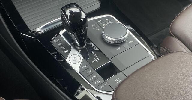 BMW X3 xDrive30e High Executive Laserlight | Sportstoelen | Head Up | Panoramadak