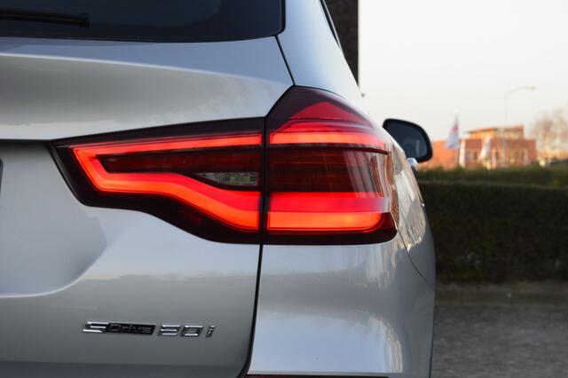 BMW X3 sDrive20i Launch Edition High Executive Rijklaarprijs-Garantie Panoramadak Leder Sport interieur Head-up Navigatie