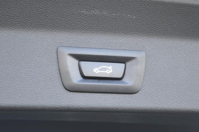 BMW X3 sDrive20i Launch Edition High Executive Rijklaarprijs-Garantie Panoramadak Leder Sport interieur Head-up Navigatie