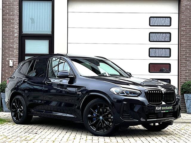 BMW X3 xDrive30e M-Sport All Black Pack Turbo 293 PK / Panodak / Head Up / Apple CarPlay / Laser Led / Leder M-Sport Int M Blauw Stiksels / Navi / 20" M-Sport Velg / NW Prijs ¤ 86512,- / 1e Eigenaar!