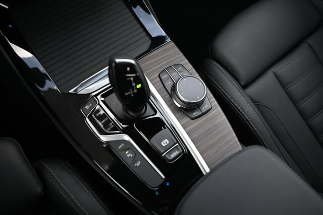 BMW X3 xDrive30e High Executive M Sport Automaat / Sportstoelen / Comfort Access / Achteruitrijcamera / Head-Up / Adaptieve LED / Harman Kardon