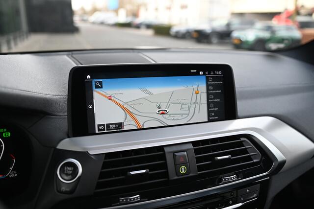 BMW X3 xDrive30i High Executive Automaat / Panoramadak / Trekhaak / Sportstoelen / Adaptieve LED / Head-Up / Comfort Access / Achteruitrijcamera