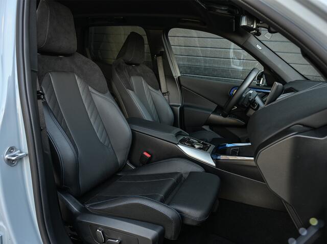 BMW X3 30e xDrive M Sport | Iconic glow grill | 360 Camera | Active cruise | Comfort access | Trekhaak | Ambiance interieur