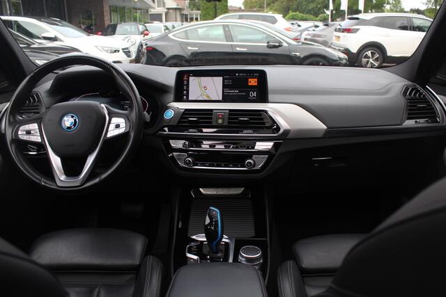 BMW X3 iX3 High Executive 80 kWh / SoH 95,5% / Trekhaak / Panoramadak / Camera / Head-up / 20'' / Leder / Harman Kardon / Navigatie / Memory seats / Dodehoek / DAB / Stoelverwarming / Cruise Control Adaptief