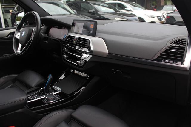 BMW X3 iX3 High Executive 80 kWh / SoH 95,5% / Trekhaak / Panoramadak / Camera / Head-up / 20'' / Leder / Harman Kardon / Navigatie / Memory seats / Dodehoek / DAB / Stoelverwarming / Cruise Control Adaptief