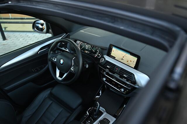 BMW X3 xDrive20i High Executive Automaat / Trekhaak / Panoramadak / Sportstoelen / Stoelverwarming / LED / 20" LMV / Navigatie