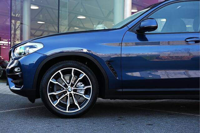 BMW X3 xDrive20i High Executive Automaat / Trekhaak / Panoramadak / Sportstoelen / Stoelverwarming / LED / 20" LMV / Navigatie