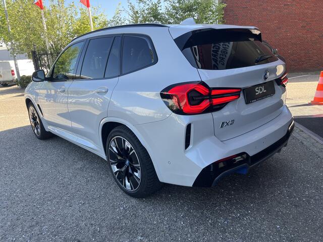 BMW X3 iX3 High Executive M Sport Shadow Line 80 kWh // HUD-DISPLAY // SCHUIF-KANTELDAK // LEDER+ELEK. STOELEN // HARMAN&KARDON AUDIO // ELEK. KLEP// ADAPT. CRUISE // KEYLESS // 360 CAMERA //