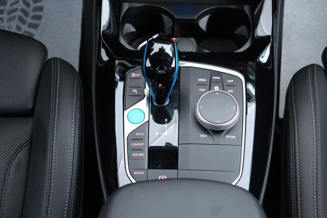 BMW X3 iX3 High Executive 80 kWh M Sport Panoramadak ACC Leder Keyless Entry Carplay Achteruitrijcamera BMW Live Dashboard Professional Stuurwielverwarming