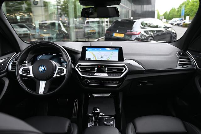 BMW X3 xDrive30e M Sport Automaat / Panoramadak / Trekhaak / Sportstoelen / Achteruitrijcamera / LED / Active Cruise Control / Comfort Access