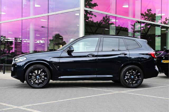 BMW X3 xDrive30e M Sport Automaat / Panoramadak / Trekhaak / Sportstoelen / Achteruitrijcamera / LED / Active Cruise Control / Comfort Access