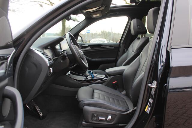 BMW X3 iX3 High Executive 80 kWh / SoH 92,3% / Trekhaak / Panoramadak / 360Camera / Head-up / 20'' / Leder / Harman Kardon / Sfeerverlichting / Dodehoek / DAB / Stuur+Stoelverwarming / ACC